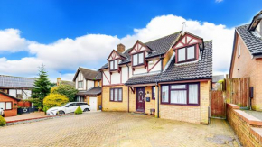 Spacious Modern Home Sleeps 8, Wi-Fi & Parking